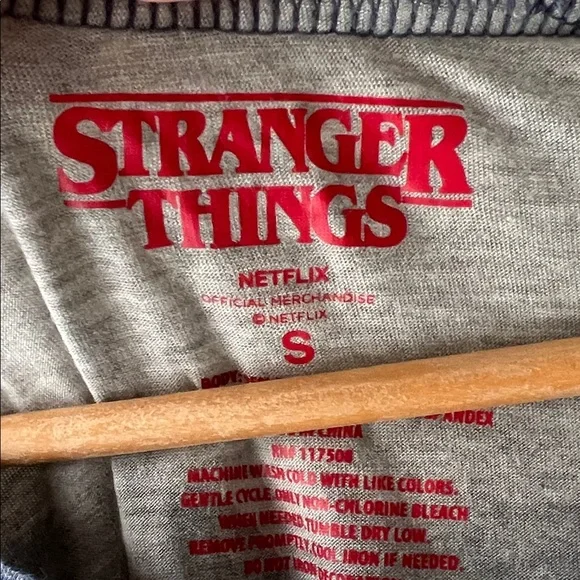 Stranger Things Gray Raglan T-Shirt Small - Picture 4 of 9